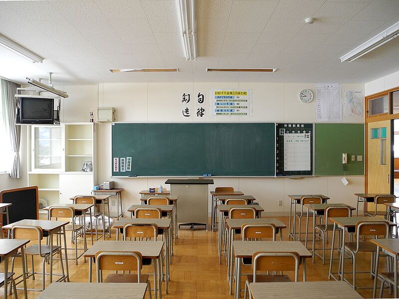 1024px-Chokai_JHS_2B_classroom_2