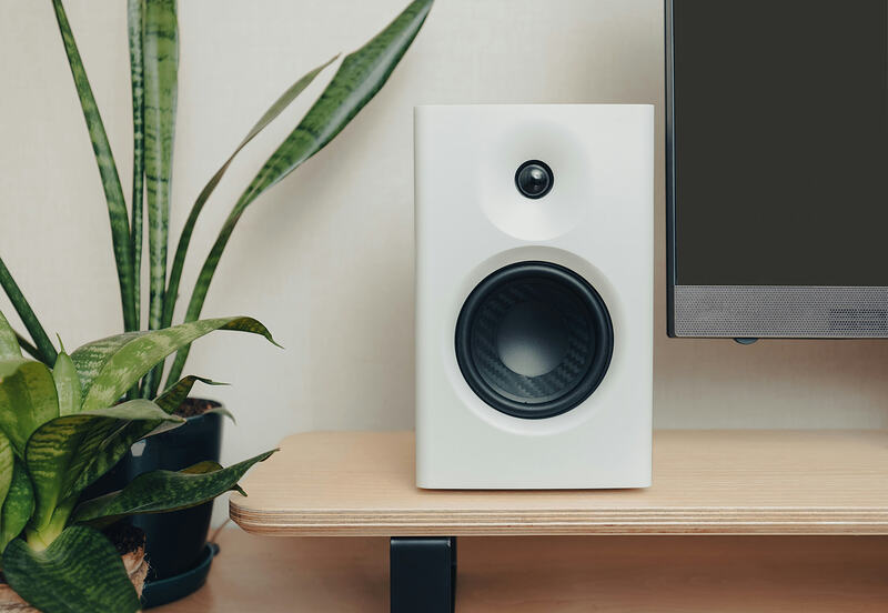 Desktop speaker and PC